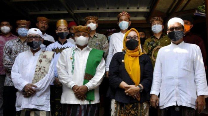 Wakil Gubernur (Wagub) Jawa Barat (Jabar) Uu Ruzhanul Ulum saat menyosialisasikan pembentukan Kampung Santri di Kota Cirebon.