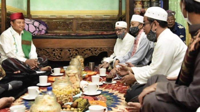 Wakil Gubernur (Wagub) Jawa Barat (Jabar) Uu Ruzhanul Ulum saat menyosialisasikan pembentukan Kampung Santri di Kota Cirebon.