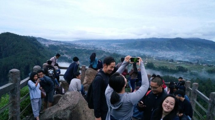 Wisata alam Tebing Keraton, Kota Bandung, Sabtu (17/3/2018).