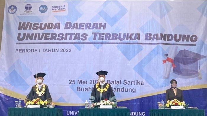 Wisuda kali ini dihadiri secara langsung oleh Rektor UT Prof. Ojat Darojat M Bus PhD. Ojat Darojat, Direktur UT Bandung Drs Enceng MSi dan Walikota Banjar Ibu Hj. Ade S serta Karo SDM Polda Jabar
Kombes Pol. Drs. Solichin, S.H.