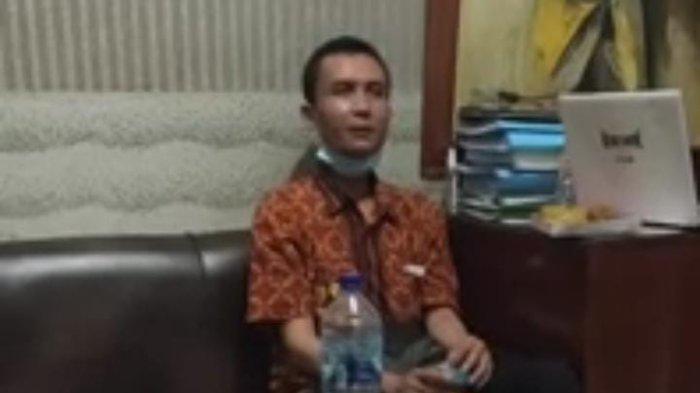 Yana Supriatna tengah menjalani pemeriksaan di Mapolres Sumedang, Jumat (19/11/2021).