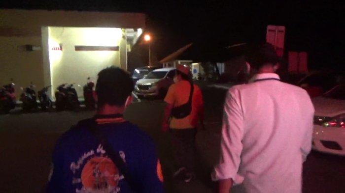 Yoris (34) serta Danu (21) saat akan meninggalkan gedung Satreskrim Polres Subang, Rabu (29/9/2021).