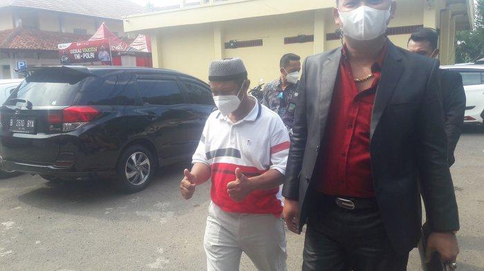 Yosef mengacungkan dua jempolnya ketika akan diperiksa di Satreskrim Polres Subang, Senin (13/9/2021).