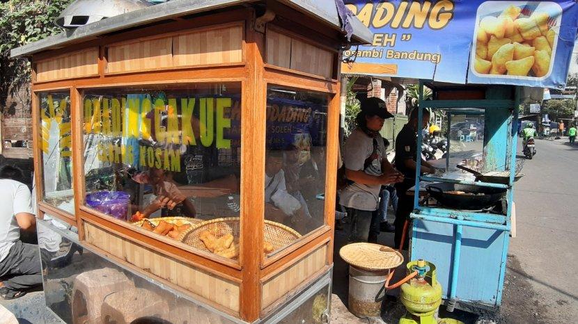 Odading Mang Oleh di gerobak PKL di Jalan Baranang Siang di sekitar Gedung Rumentang Siang, Kota Bandung.