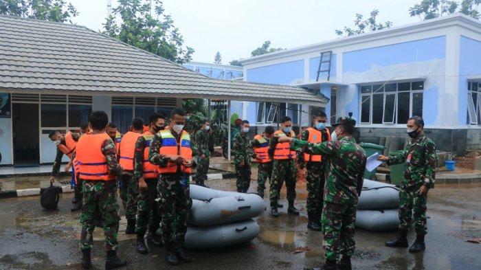 Personel Lanud Halim Perdankusuma dan Yonko 461 Wing 1 membantu proses evakuasi warga terdampak banjir di Kelurahan Cipinang Melayu, Makasar, Jakarta Timur, Jumat (19/2/2021).