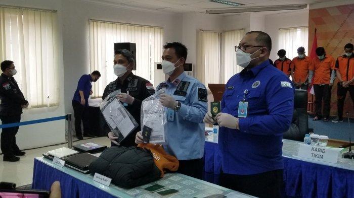 Kantor Imigrasi Khusus TPI Bandara Soekarno-Hatta menangkap tiga warga negara asing (WNA) asal India dan beberapa lagi asal Nigeria karena masalah keimigrasian, Kamis (25/3/2021).