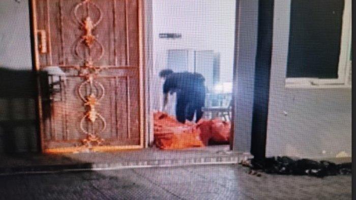 4 mayat ditemukan di dalam satu rumah di Perumahan Citra Garden, Kalideres, Jakarta Barat, Kamis (10/11/2022) sore. Saat 4 mayat ditemukan, kondisi di dalam rumah rapi.