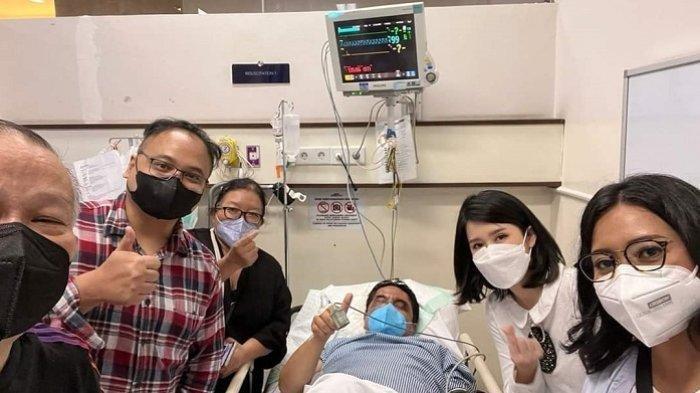 Ade Armando mengacungkan jempol saat dijenguk Wakil Ketua Dewan Pembina PSI Grace Natalie di RS Siloam Semanggi, Jakarta Pusat, Senin (11/4/2022) malam.