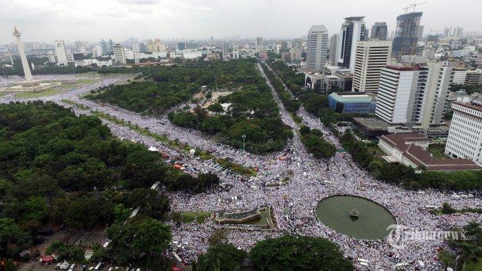Foto udara menunjukkan massa Aksi Damai 212 atau Aksi Bela Islam III yang memenuhi kawasan silang Monas, Jakarta, Jumat (2/12/2016).