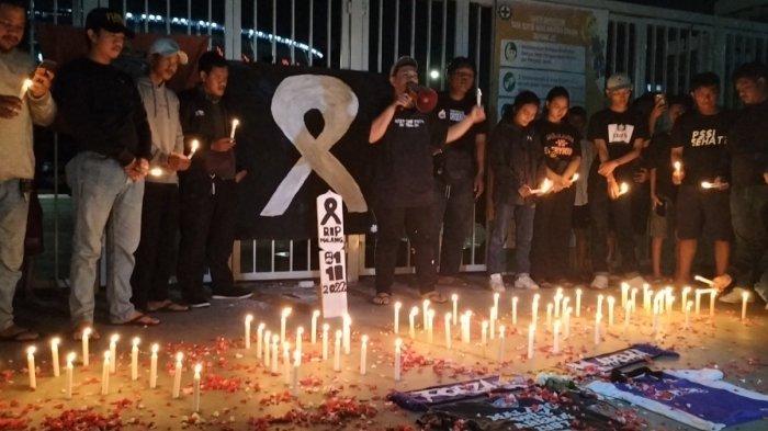 Aksi belasungkawa Tragedi Kanjuruhan dengan menyalakan lilin dan tabur bunga di Jakarta International Stadium, Jakarta Utara, Minggu (2/10/2022) malam.
