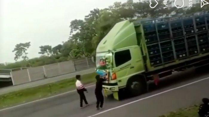 Aksi bocah yang nekat berhentikan truk raksasa kembali terjadi dan terekam video sampai viral di media sosial diduga terjadi di Tol Tangerang-Merak KM67 pada Senin (13/6/2022).