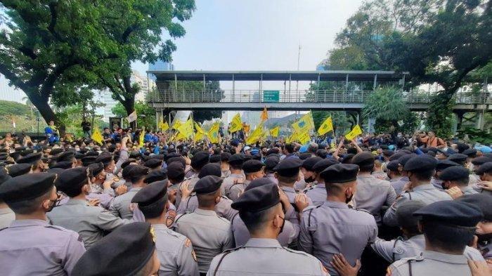 Aksi demo menolak kenaikan Bahan Bakar Minyak (BBM) diwarnai aksi saling dorong dan lempar botol oleh massa aksi. Aksi yang yang diinisiasi oleh Pengurus Besar Pergerakan Mahasiswa Islam Indonesia (PB PMII) ini berlangsung di kawasan Patung Kuda, Monas, Senin (5/9/2022).