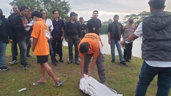 Aksi tersangka SY (35) menyeret karung putih yang seharusnya berisi jasad S di Danau Gawir, Kecamatan Legok, Kabupaten Tangerang, Kamis (2/6/2022).