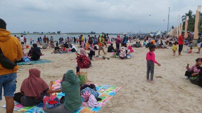 Bertepatan dengan momen Natal 2022 hari ini, Ancol Taman Impian ramai diserbu oleh pengunjung, Minggu (25/12/2022).