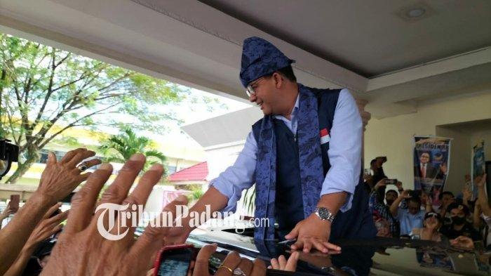 Anies Baswedan berdiri di atas mobil dan menyambut salam dari warga Sumatera Barat yang didominasi emak-emak, Sabtu (3/12/2022).