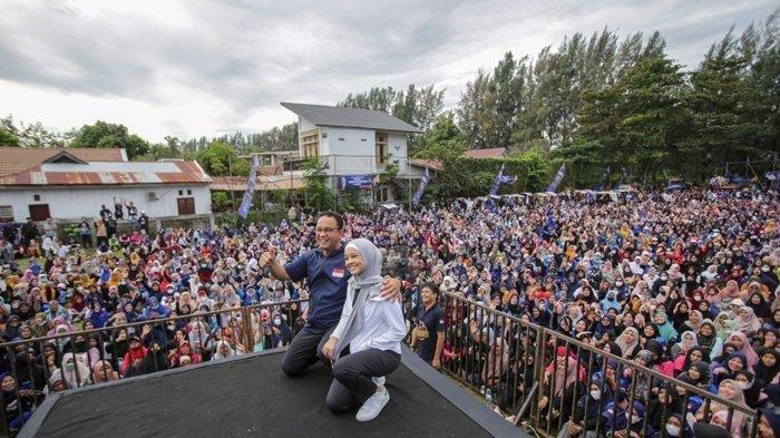 Bakal calon presiden usungan Partai NasDem Anies Baswedan melakukan pertemuan dengan masyarakat Aceh di Lapangan Sepakbola Pango Raya, Banda Aceh, Aceh, Sabtu (3/12/2022).