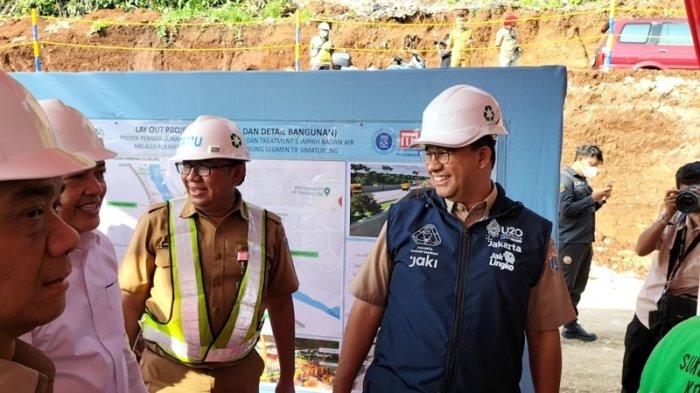Gubernur DKI Jakarta Anies Baswedan didampingi Wakil Gubernur DKI Jakarta Ahmad Riza Patria meninjau proyek pembangunan saringan sampah Kali Ciliwung segmen TB Simatupang, Tanjung Barat, Jagakarsa, Jakarta Selatan, Senin (26/9/2022).