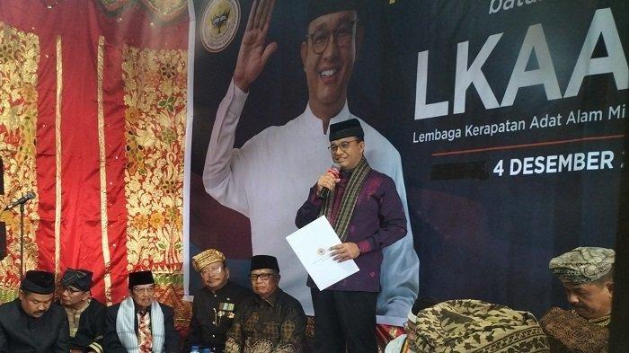 Anies Baswedan saat berkunjung ke Kantor LKAAM Sumbar, Minggu (4/12/2022).