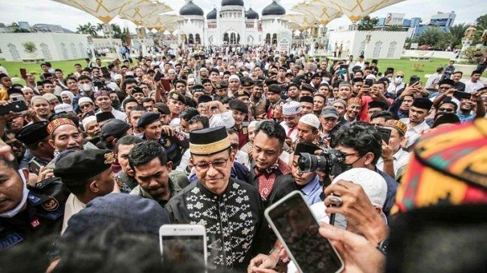 Calon Presiden usungan Partai NasDem, Anies Baswedan, dikerubungi warga usai Salat Jumat di Masjid Raya Baiturrahman Banda Aceh, dalam rangkaian safari politik, Jumat (2/12/2022).