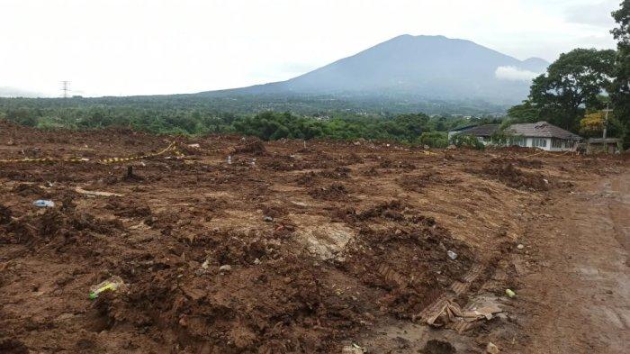 Area bekas lokasi Arseven Coffee Corner yang lenyap disapu tanah longsor di Jalan Cipanas, Puncak, Cianjur, Jawa Barat.