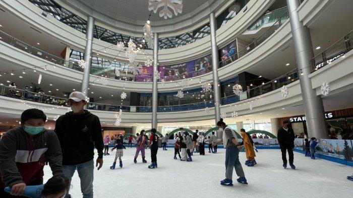Area bermain ice skating di Margo City Mall, Beji, Kota Depok, Minggu (19/6/2022).