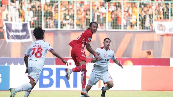 Bek Persija Jakarta hansamu Yama saat melawan Persis Solo, di Stadion patriot Candrabhaga, Bekasi, Minggu (31/7/2022).