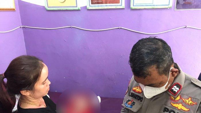 Bidan, Tuti Karmila menggendong bayi perempuan yang ditemukan di pinggir kali Mookervaart, Cengkareng, Jakarta Barat pada Sabtu (26/11/2022).