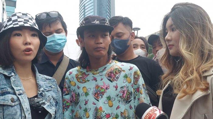 Bonge remaja SCBD yang viral berkat Citayam Fashion Week berkomentar soal rencana pemindahan lokasi Citayam Fashion Week dari Dukuh Atas, saat ditemui di kawasan Dukuh Atas, Jakarta Pusat, Senin (25/7/2022).