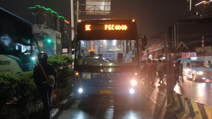 Bus Transjakarta berpelat B 7477 TGB yang menabrak seorang pengendara Vespa matic hingga tewas di Jatinegara, Jakarta Timur, Kamis (4/8/2022).