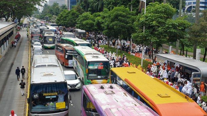 Bus rombongan relawan Jokowi parkir di Jalan Sudirman hingga Gatot Subroto, Sabtu (26/11/2022).