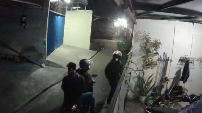 Tangkaan layar rekaman CCTV saat komplotan maling beraksi di Gang Lapangan Bola, Ciracas, Jakarta Timur, Kamis (19/5/2022).