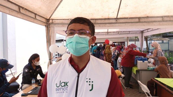 Chandra, Perawat Puskesmas Kecamatan Kramat Jati peserta vaksinasi Covid-19 booster kedua saat memberi keterangan, Jakarta Timur, Selasa (2/8/2022).