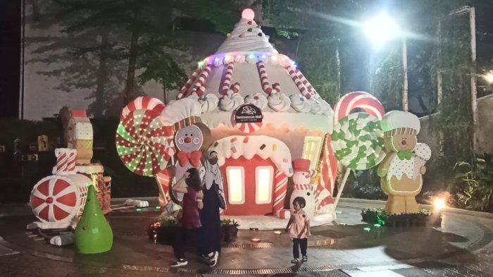 Dekorasi bertemakan Natal menghiasi pusat perbelanjaan Mal Kelapa Gading, Jakarta Utara, Rabu (7/12/2022).