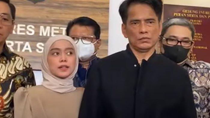 Dengan suara bergetar, pedangdut Lesti Kejora mengungkap alasannya memilih berdamai dengan suaminya, Rizky Billar soal kasus kekerasan dalam rumah tangga (KDRT). Rizky Billar yang sudah menjadi tersangka dan ditahan kini masih berada di Polres Metro Jakarta Selatan sampai Jumat, 14 Oktober 2022.