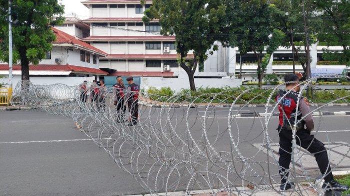 Di Jalan Abdul Muis menuju Harmoni, penutupan jalan dilakukan dengan memasang sebuah pagar kawat berduri.