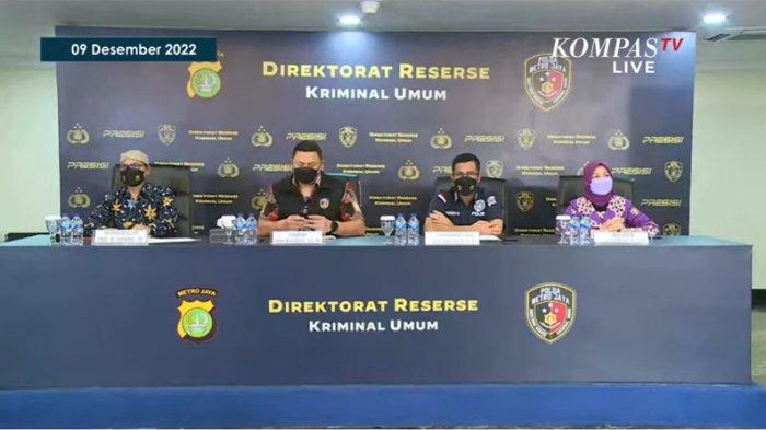 Direktur Reserse Kriminal Umum (Dirkrimum) Kombes Hengki Haryadi jumpa pers kasus satu keluarga tewas di Kalideres, Jumat (9/12/2022).