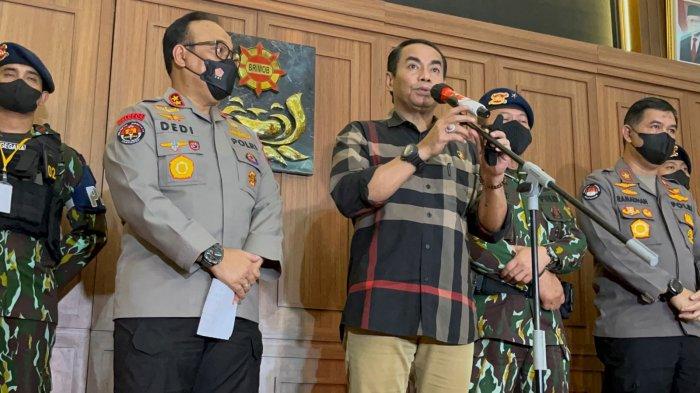 Dirtipidum Bareskrim Polri Brigjen Andi Rian Djajadi didampingi Kadiv Humas Polri Irjen Pol Dedi Prasetyo saat memberikan keterangan di Mako Brimob Polri, Kota Depok, Kamis (11/8/2022).