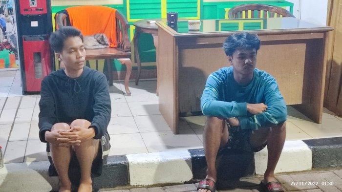 Dua remaja diamankan petugas PPSU usai tertangkap warga melakukan aksi vandalisme mencoret-coret mural Jakarta Kolaborasi di dinding Jalan Kahfi I, Ciganjur, Jagakarsa, Jakarta Selatan, Minggu (27/11/2022) dini hari.