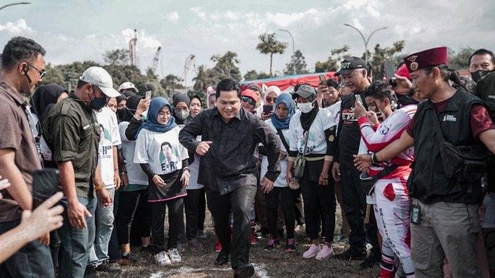 Menteri BUMN Erick Thohir terlihat antusias ikut bermain bersama warga di Pondok Aren, Tangerang Selatan, Minggu (3/7/2022).