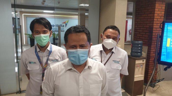 Executive General Manager Bandara Soekarno-Hatta, Agus Haryadi (tengah) saat ditemui di gedung 601, Selasa (26/4/2022).