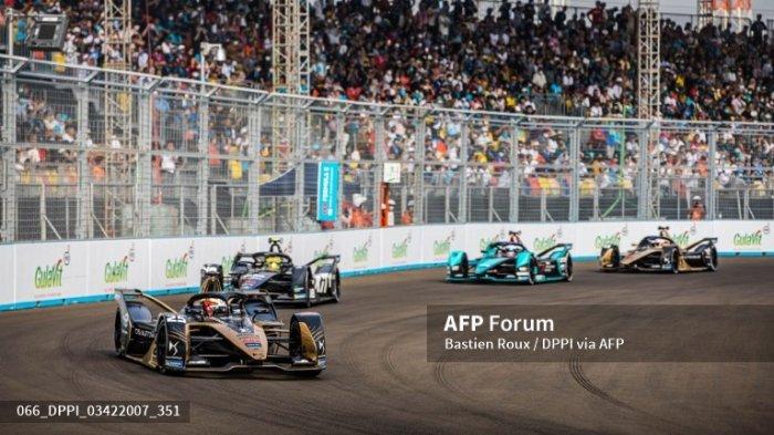 25 VERGNE Jean-Eric (fra), DS Techeetah, DS E-Tense FE21, 48 MORTARA Edoardo (swi), ROKiT Venturi Racing, Mercedes-EQ Silver Arrow 02, 09 EVANS Mitch (nzl), Jaguar TCS Racing, Jaguar I- Tipe 5, aksi pada Jakarta ePrix 2022, pertemuan ke-6 Kejuaraan Dunia Formula E ABB FIA 2021-22, di Sirkuit e-Prix Internasional Jakarta dari 2 hingga 4 Juni, di Jakarta -