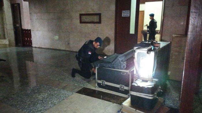 Sejumlah personel tim Gegana Brimob Polda Metro Jaya melakukan penyisiran jelang acara Reuni 212 di Masjid Agung At-Tin, kawasan TMII, Jakarta Timur, Kamis (1/12/2022).