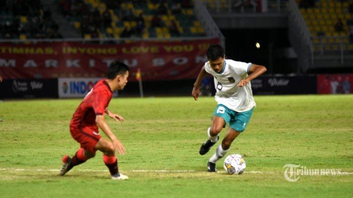 Gelandang Timnas U-20 Indonesia asal Persija Jakarta, Dony Tri Pamungkas, coba diadang pemain Timnas U-20 Hongkong dalam Grup F Kualifikasi Piala Asia U-20 2023 di Stadion Gelora Bung Tomo, Surabaya, Jumat (16/9/2022).