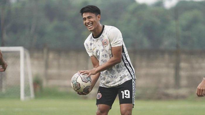 Gelandang bertahan Persija Jakarta, Hanif Sjahbandi di sesi latihan.