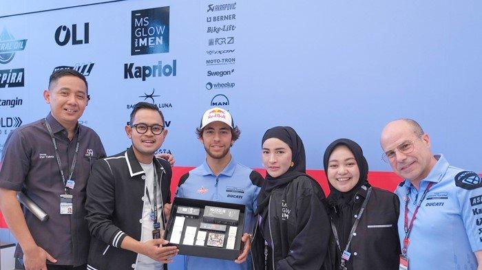 MS Glow for MEN debut pada logo mesin MotoGP Ducati milik Enea Bastianini dan pada wearpack yang akan digunakan oleh pembalap.
