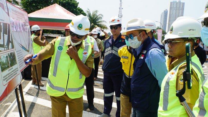 Gubernur Jawa Barat Ridwan Kamil meninjau progres pembangunan underpass Jalan Dewi Sartika, Pancoran Mas, Kota Depok, Senin (8/8/2022).