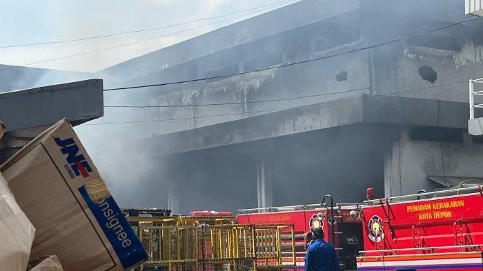 Gudang JNE di Jalan Raya Pekapuran, Cimanggis, Kota Depok, terbakar hebat pada Senin (12/9/2022) pagi, sekira pukul 04.51 WIB.