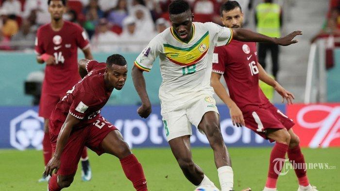 Penyerang Senegal Ismaila Sarr (Tengah) mengontrol bola selama pertandingan sepak bola Grup A Piala Dunia 2022 Qatar antara Qatar dan Senegal di Stadion Al-Thumama di Doha. Jum'at (25 November 2022). Hasil akhir Qatar vs Senegal di Piala Dunia 2022 berakhir dengan skor 1-3, Jumat (25/11/2022). (AFP/KARIM JAAFAR)