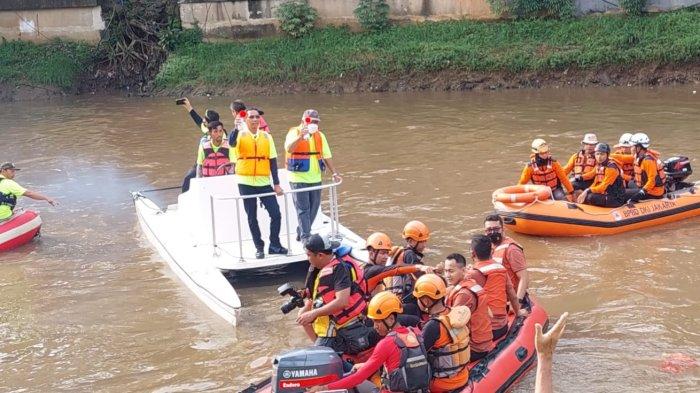 Penjabat Gubernur DKI Jakarta Heru Budi Hartono bersama Menteri PUPR Basuki Hadimuljono saat mengikuti Festival Dayung Ciliwung di kawasan Dukuh Atas, Tanah Abang, Jakarta Pusat, Minggu (4/12/2022).