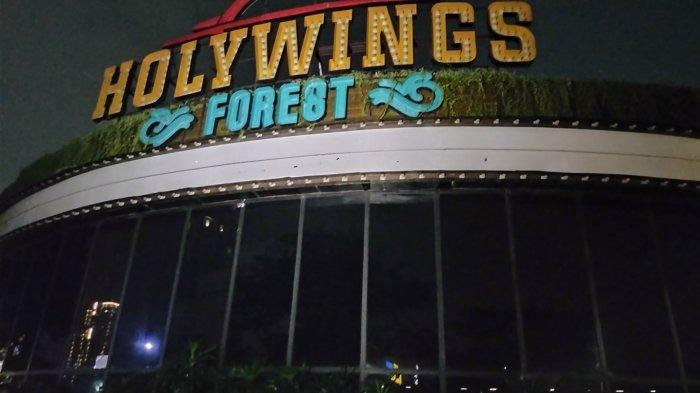 Holywings Cabang Bekasi di Jalan Boulevard Utara Summarecon Bekasi tutup operasional, Selasa (28/6/2022) malam.